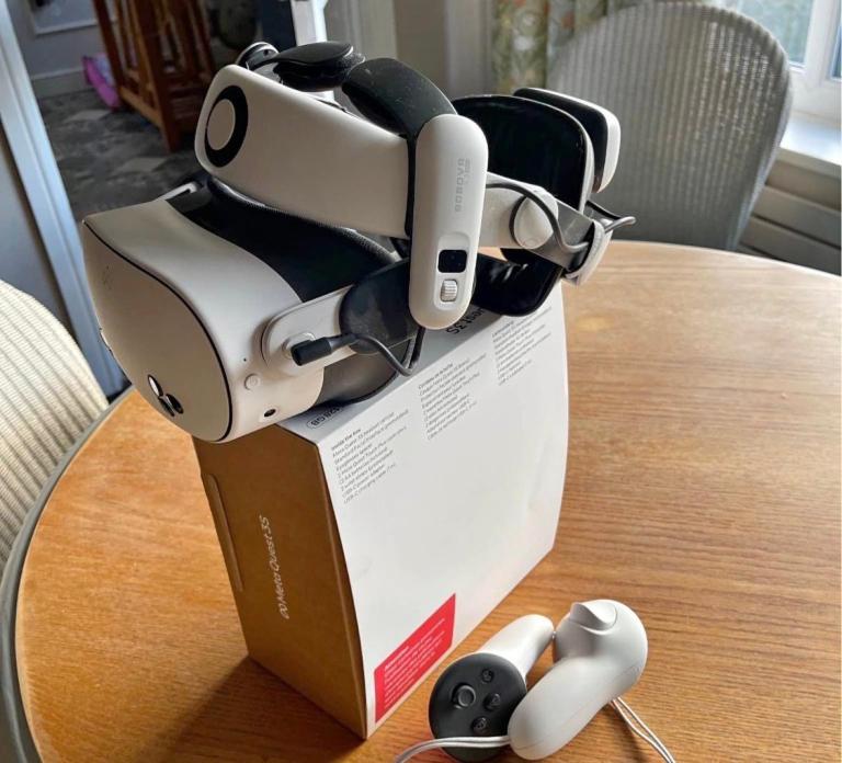 Meta quest 3S VR Headset with Controllers – Good Condition