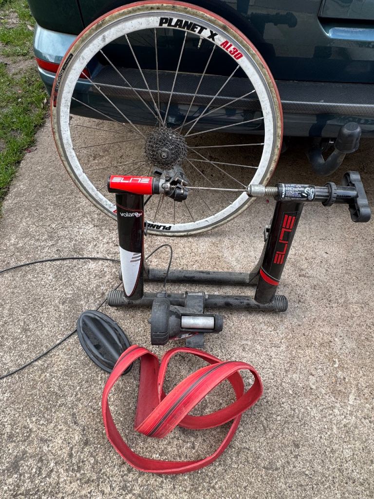 Elite Volare Mag turbo trainer, wheel and riser