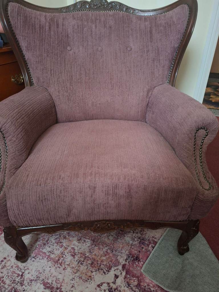 2 matching armchairs 