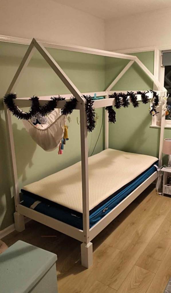 Full size children's single bed