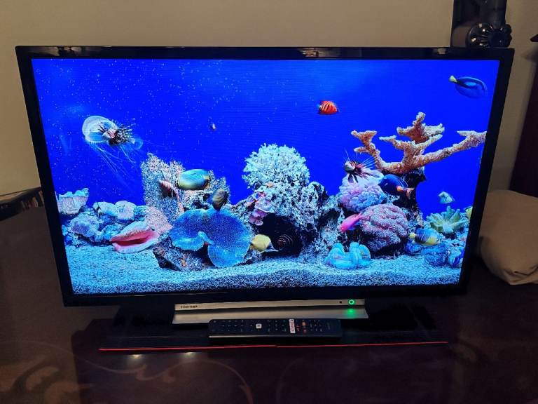 32" Toshiba smart led TV with remote control 