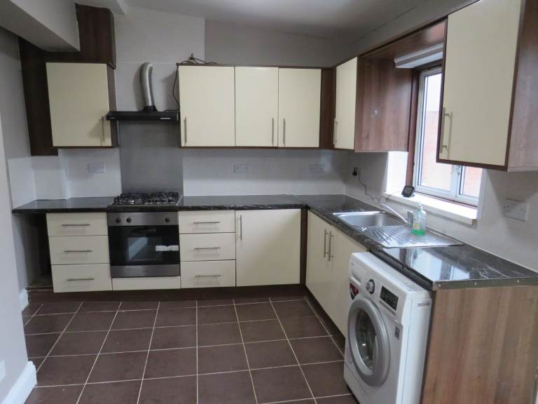 4 bedroom house for rent in Cranford Heathrow TW4 6NA