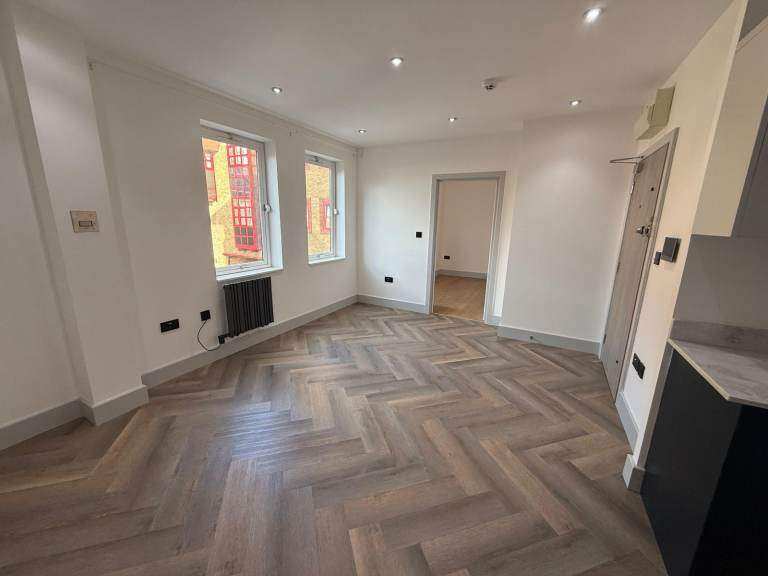 Immaculate two Bedroom 1st Floor Apartment To Let at London Road Stratsmore House RM7 9QD,