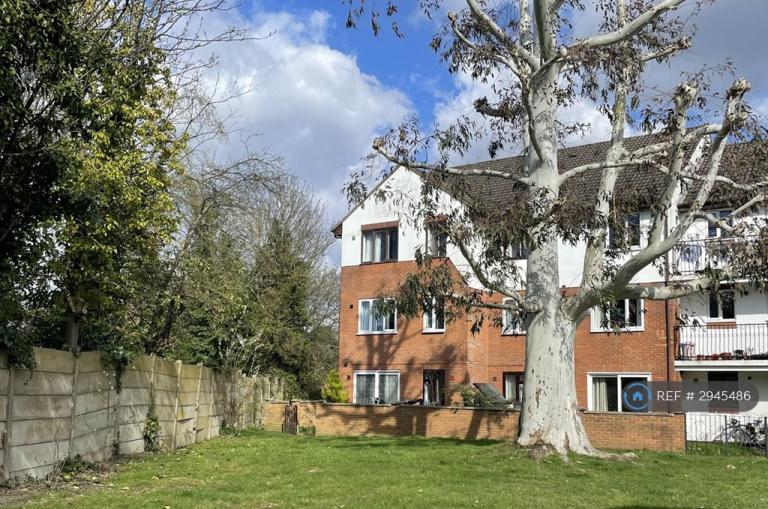 2 bedroom flat in Kingfisher Court, Hounslow, TW3 (2 bed) (#2945486)
