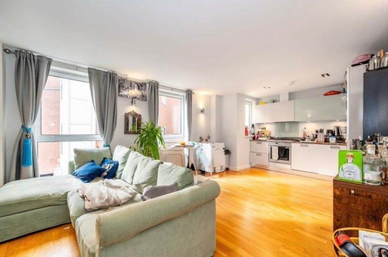Spacious 2 Bed 2 Bath Flat in De Beauvoir Town Near Haggerston Station