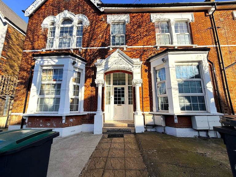 Good size prime location 2 double bedrooms first floor flat near West Green and Harringay Stations