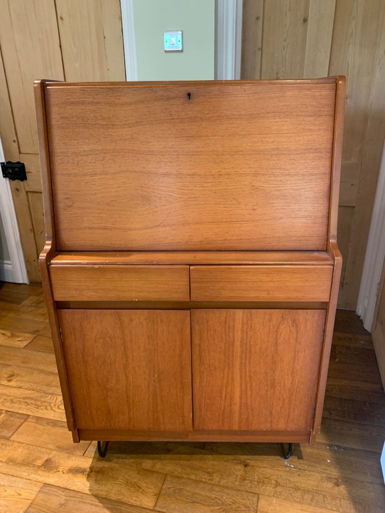 Beautiful teak mid century chest of drawers / bureau / dresser 