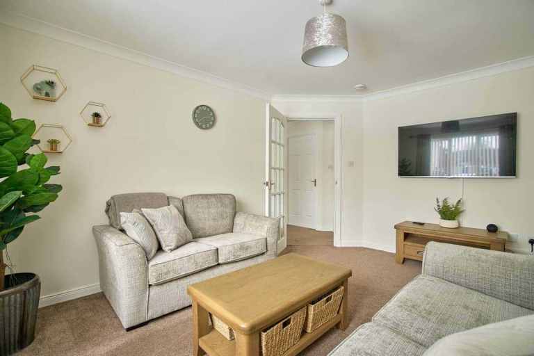 3 bedroom house to rent for Contractors only.