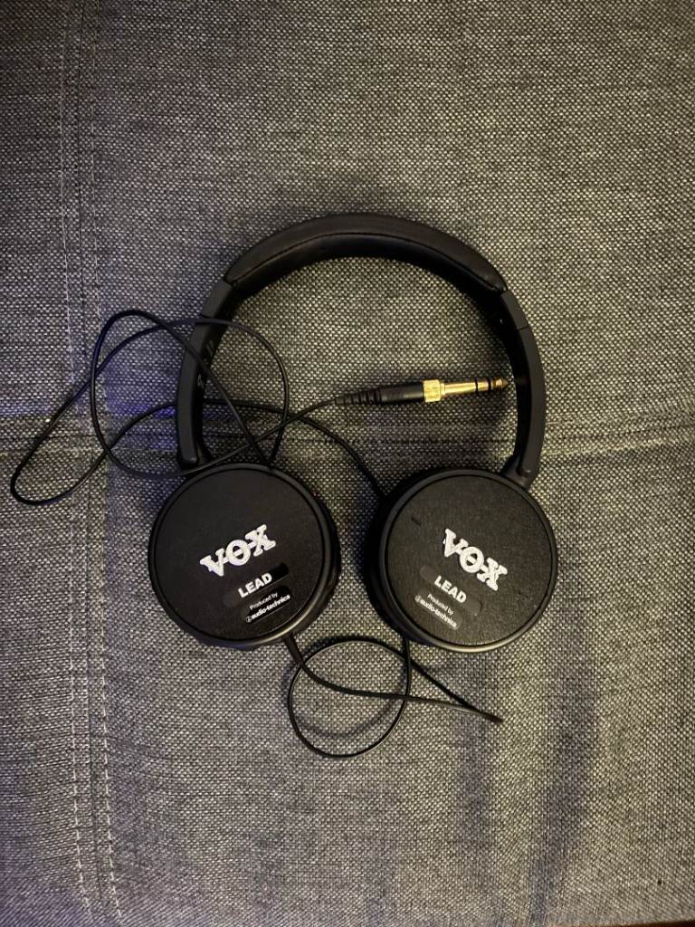 VOX amPhone Lead headphones with guitar amplifier