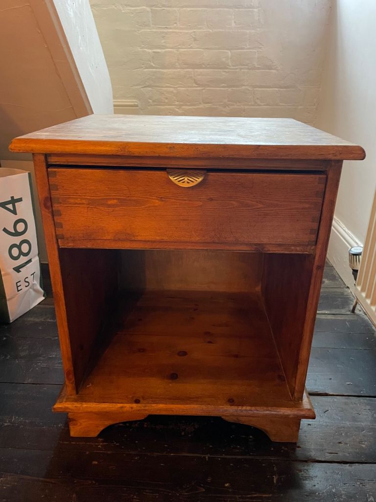 Solid bedside table 