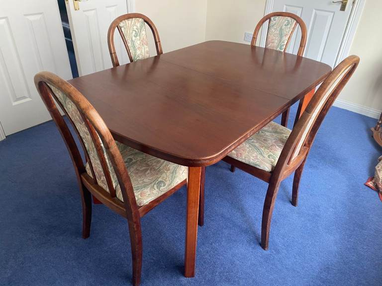 Expanding dining room table with 4 chairs