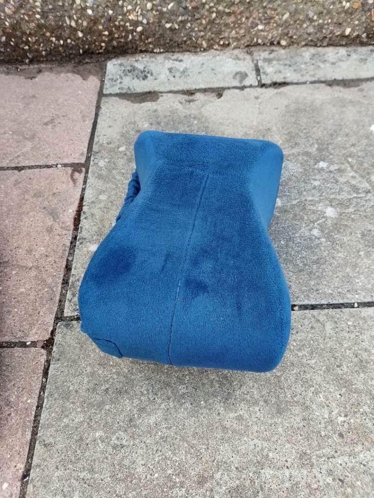 Knee pillow for side-sleepers 