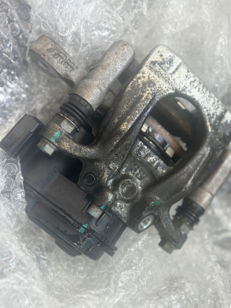 REDUCED : Quick Sale - Genuine NISSAN LEAF ZE1 Rear Left and right  Brake CalipersElectric 110kw