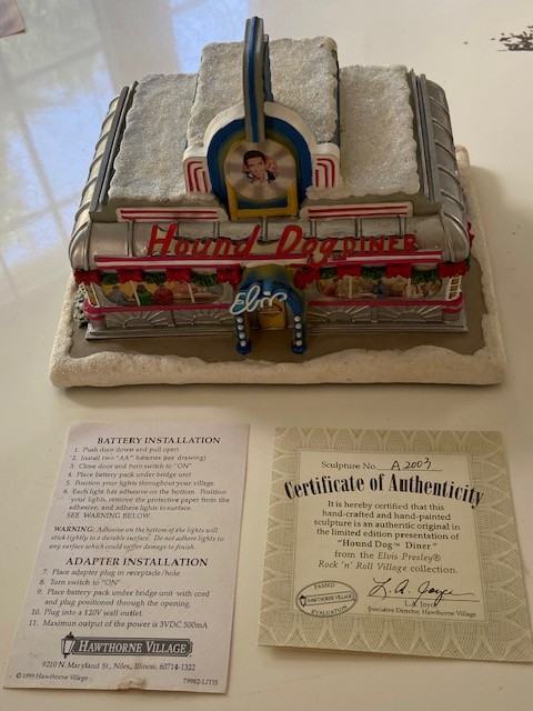V.RARE: Hawthorne Village “Hound Dog Diner” **AS NEW**