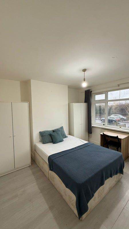 👔 Professional Shared Room for Professionals - Quiet, Available This Month Cricklewood💼