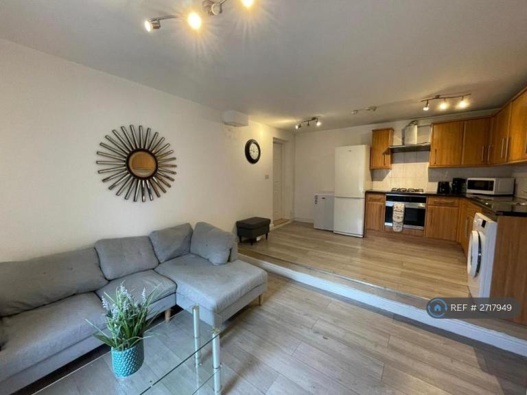 2 bedroom flat in Battersea Park Road, London, SW11 (2 bed) (#2717949)