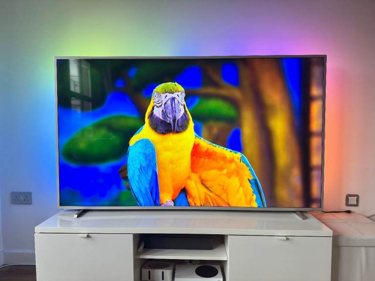 Philips 75” 4K Smart TV – 75PUS6754 with 3-Sided Ambilight – Excellent Condition