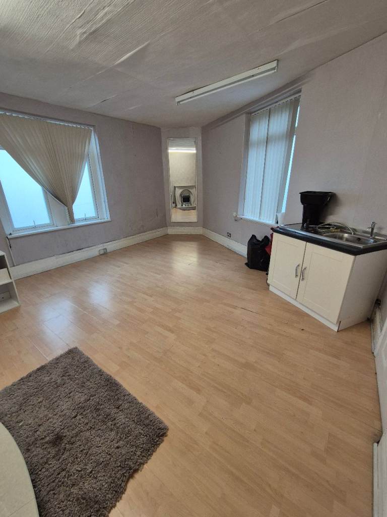 Commercial room for rent £350pm BD8 