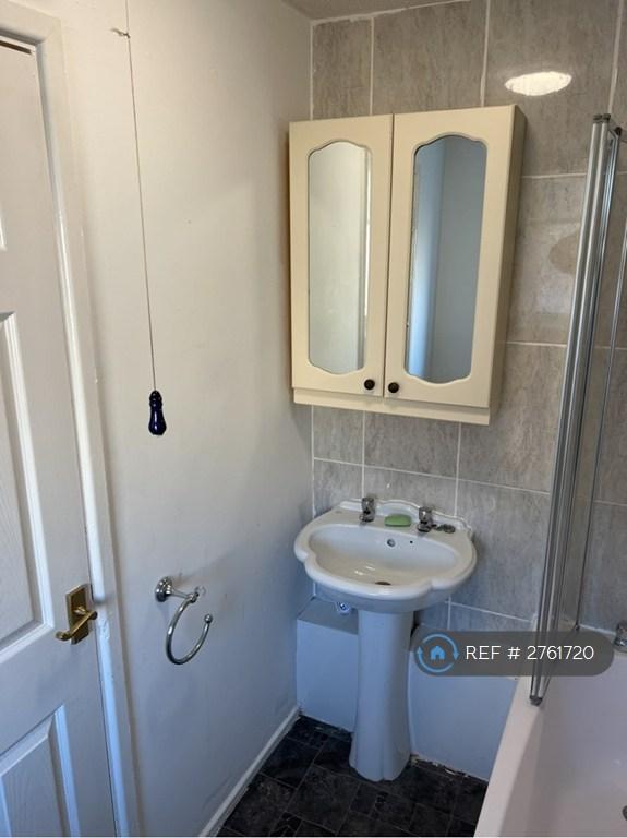 2 bedroom flat in Tredegar Arms Flats, Machen, Caerphilly, CF83 (2 bed) (#2761720)