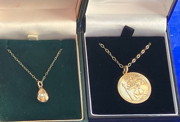 Ladies Jewellery 2x9ct Gold Necklaces 1x saint Christopher’s medal & 1x9ct gold nugget 375. 