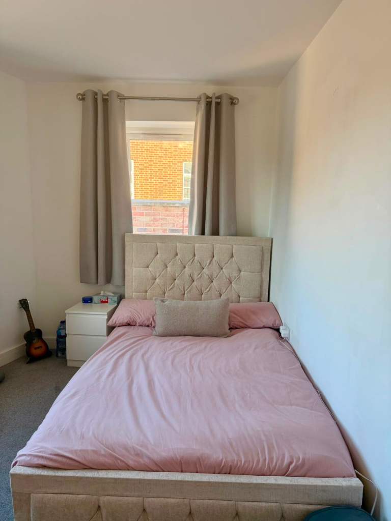 Room available to rent 