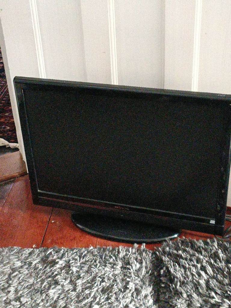 21 inch Hitachi Black Flat Screen TV with Built-in DVD Player – Good Condition
