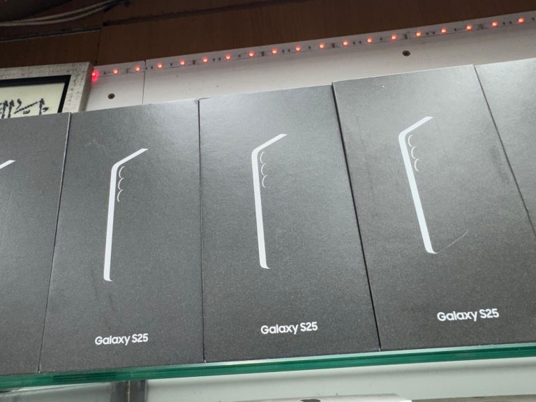SAMSUNG S25 BRAND NEW BOX ONE YEAR OFFICIAL WARRANTY 