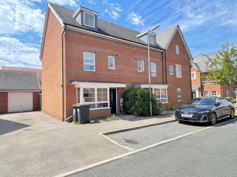 **NEW**Large & Luxurious 4 Bedroom Family Home**Quiet Residential Area**Off-Street Parking**