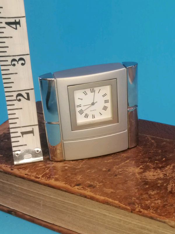 Heavy desk clock ( need change battery). 