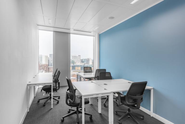 Manchester - M3 3HF \ Serviced Office for Rent with 5-Desk Capacity