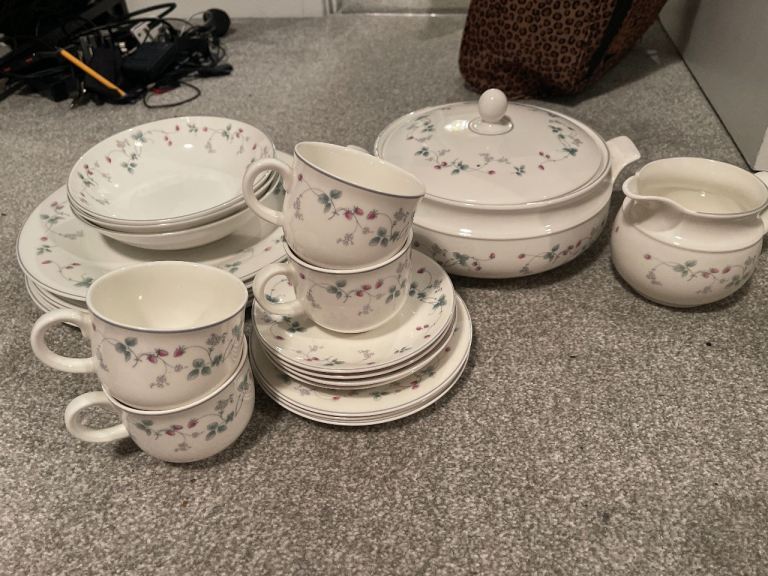 Royal Doulton Strawberry Fayre dinner set (Able to sell individually) 