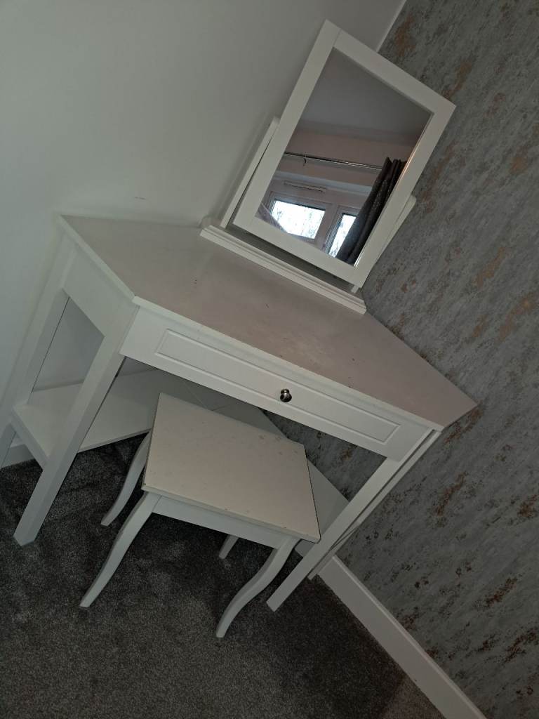 Dressing Table With Mirror And Chair