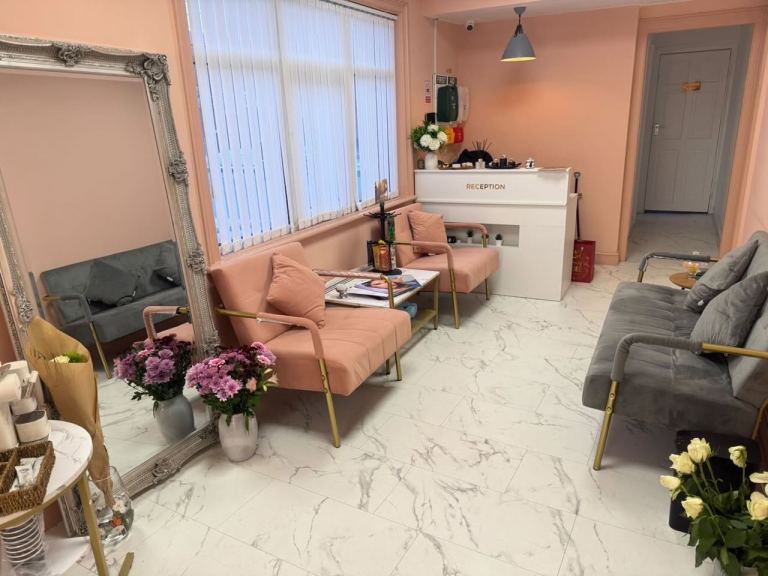 Beauty room for rent 