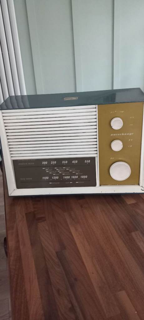 Vintage 1960s bakelite masters voice radio