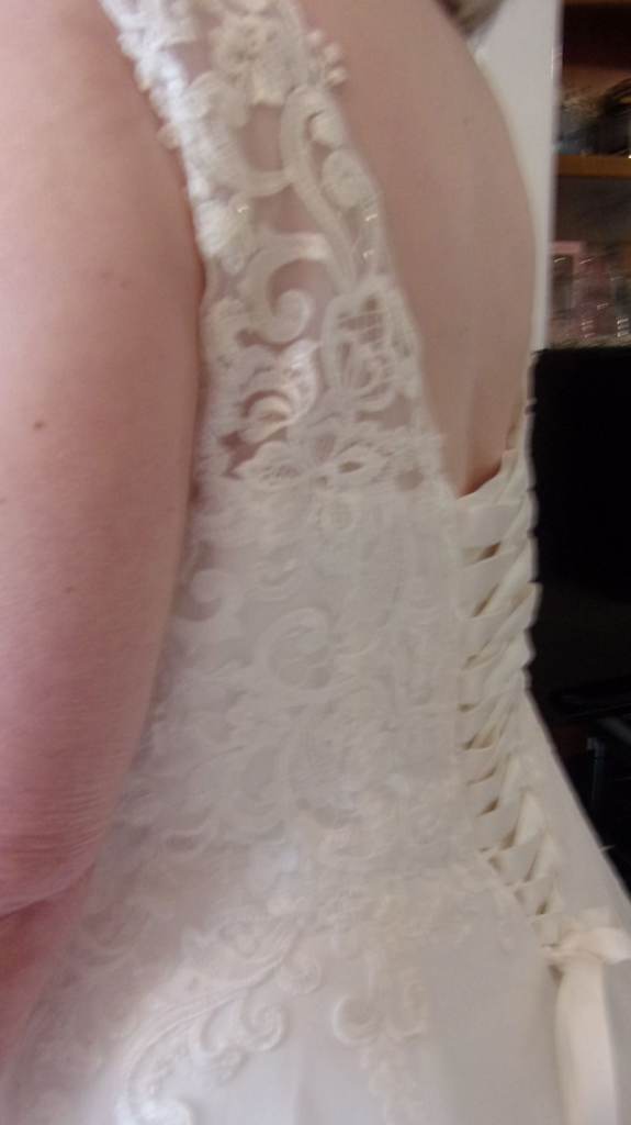 Wedding Ivory dress for sale size UK 18-20/22