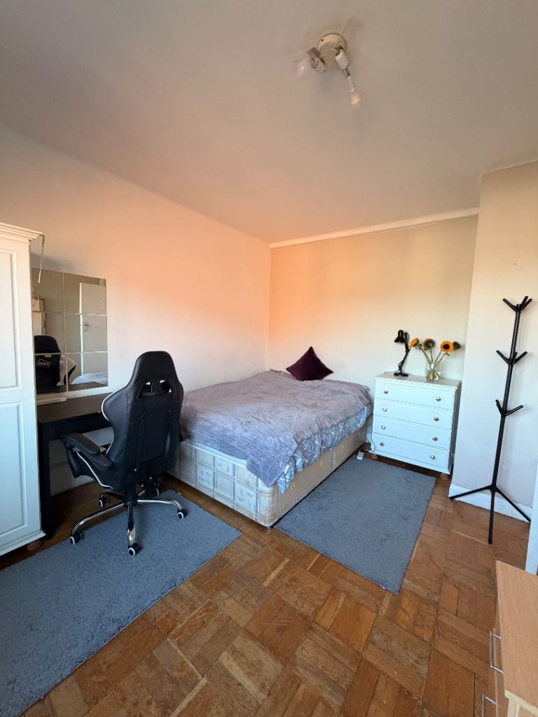 Large Double + Private Shower | Only 1 Housemate | Bills Included