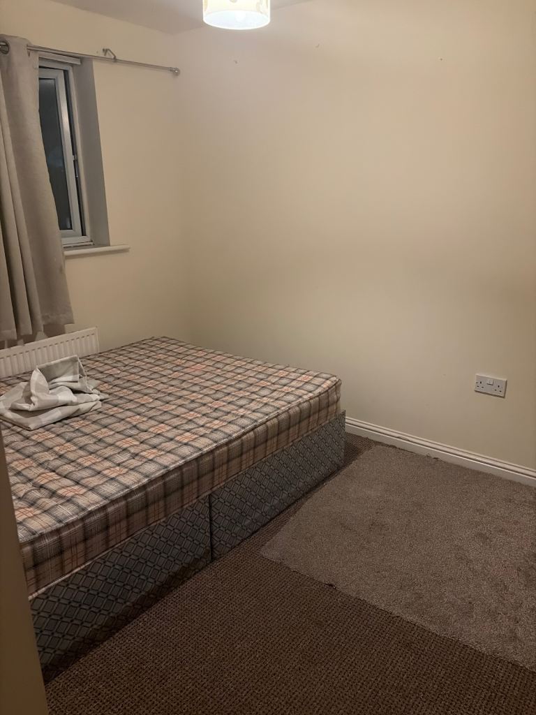 Three bedroom / room share  / £450 per room