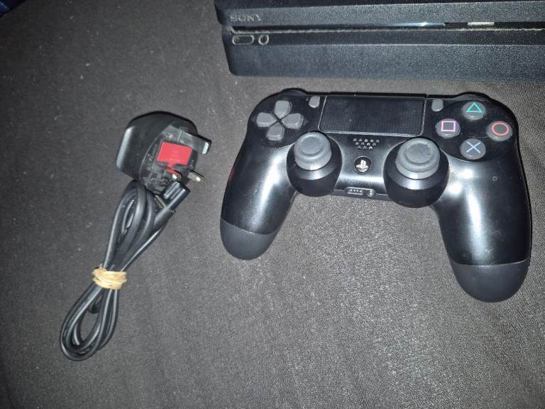PlayStation 4 slim.