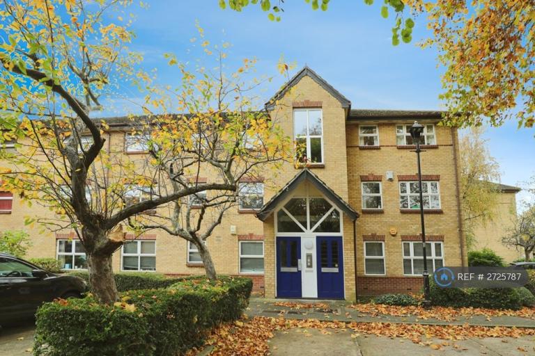 2 bedroom flat in Monmouth Close, London, W4 (2 bed) (#2725787)