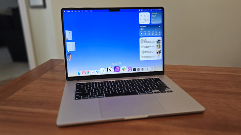 APPLE MacBook Air 15" with power adaptor