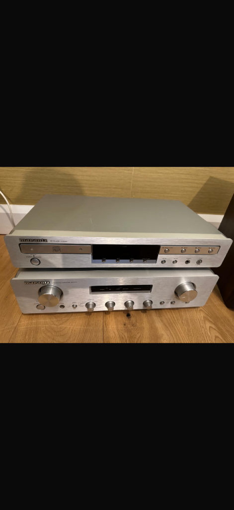 Marantz stereo with speakers. 