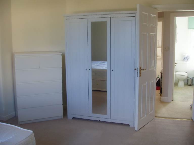 One double room near Kings Building of Edinburgh University is now available for let 