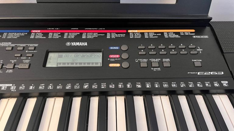 Yamaha PSR-E263 Portable Electronic Keyboard - Excellent Condition