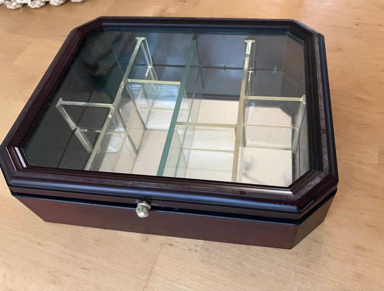 Display case with shelves & mirrored inside 