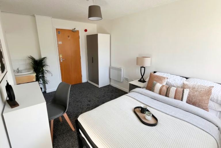 GORGEOUS Room available for contract takeover