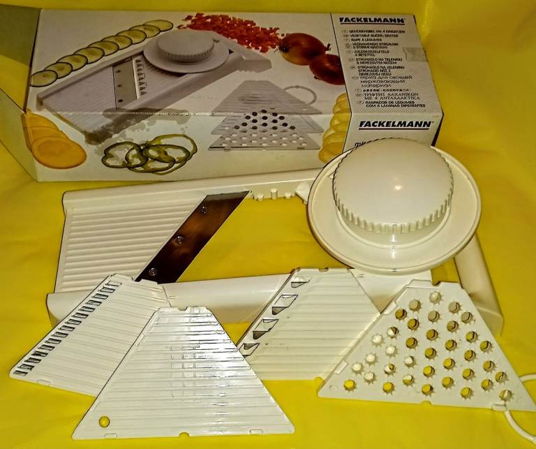 FOOD GRATER/SLICER