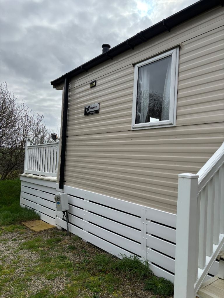 Multicoloured Static Caravan with Decking – Good Condition Home