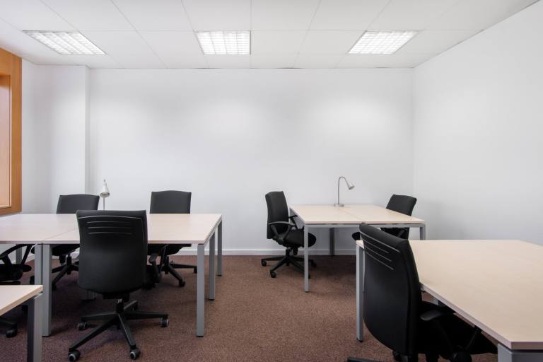 Uxbridge - UB10 0FD \ Upgrade to a Larger Office for Up to 15 Desks