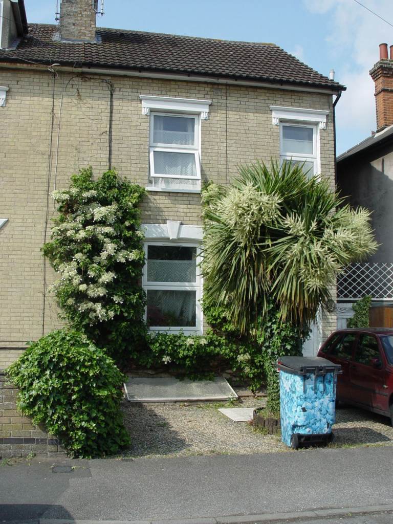 Room in pleasant shared house cloes to town center