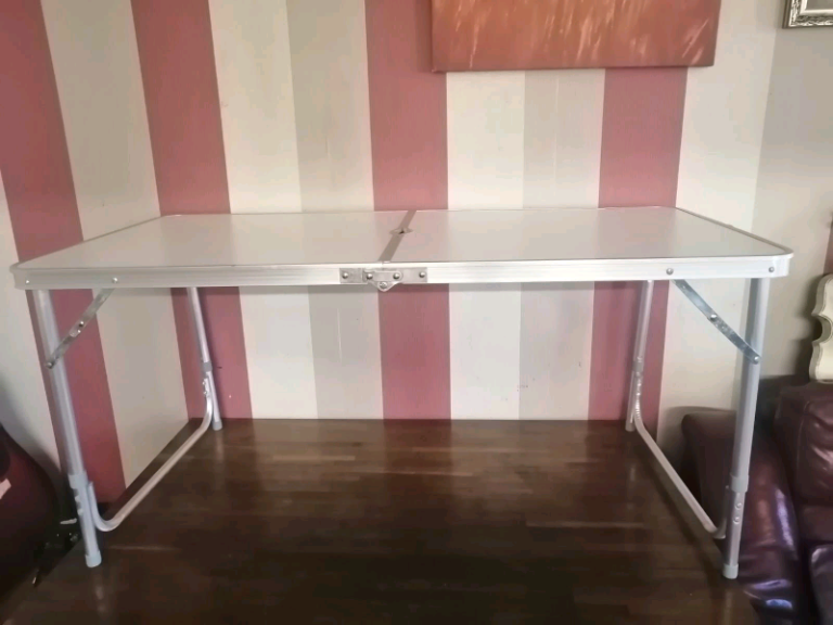 Folding table 